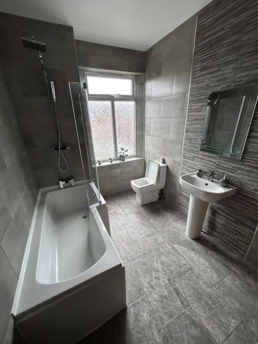 Spacious Homely 3 Bed Property Newcastle-under-Lyme Exterior photo