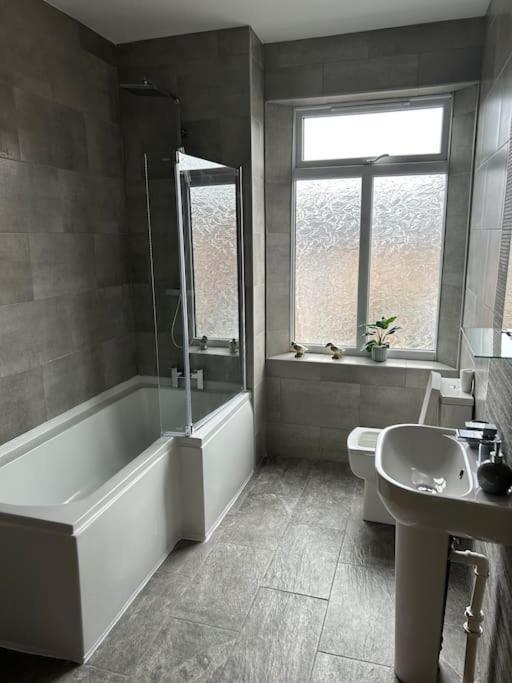 Spacious Homely 3 Bed Property Newcastle-under-Lyme Exterior photo